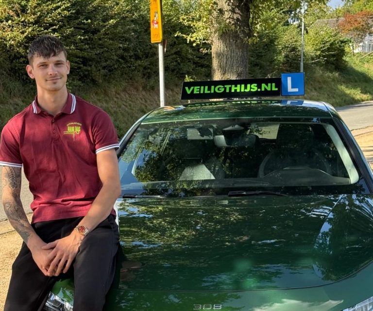 Eigenaar van rijschool Veilig thijs, te Geverik